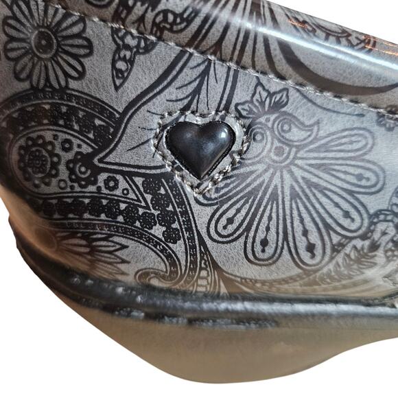 Nurse Mates BRYAR Pillow Top Clogs Black Dark Grey Paisley Patent Leather Sz 8 M - Picture 5 of 7